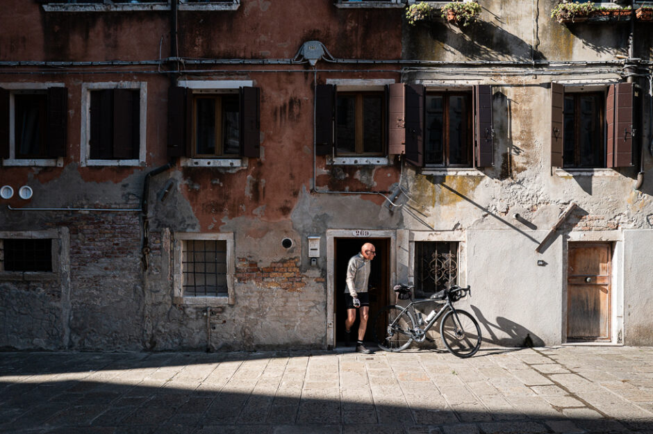 Street-Fotografie in Venedig - Entdecke meine Top Spots 4 Street-Fotografie in Venedig: Ein tolles Licht-Schattenspiel beim Color Walk in Cannaregio.