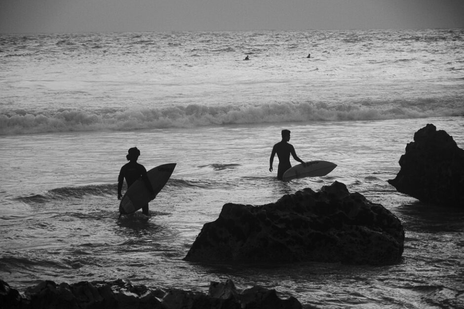 Schwarz-Weiß fotografieren: Zeitlose Reisefotos statt Postkartenmotive 4 Surfer im Wasser