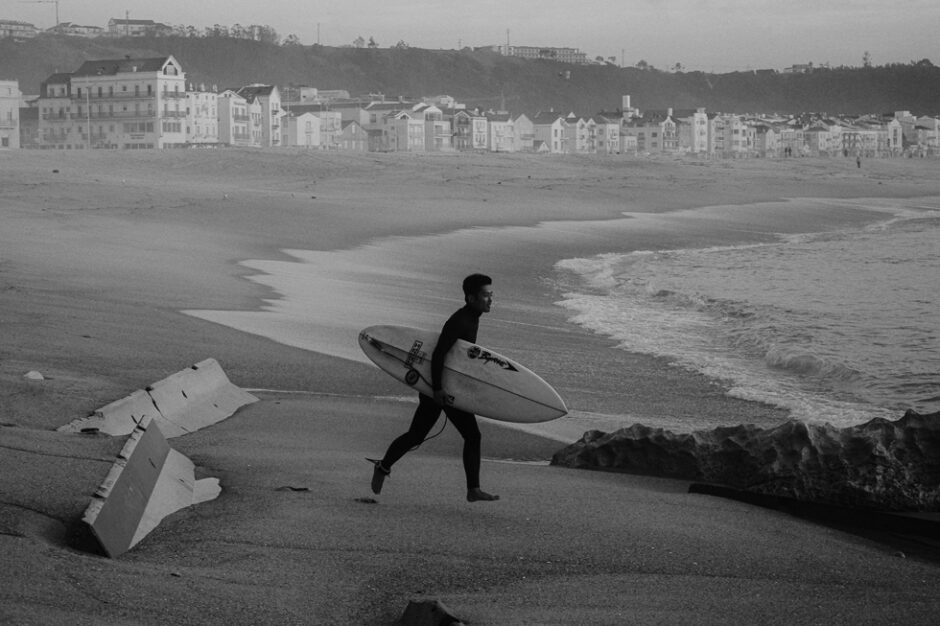 Schwarz-Weiß fotografieren: Zeitlose Reisefotos statt Postkartenmotive 2 Schwarz-Weiss-Foto am Stadtstrand