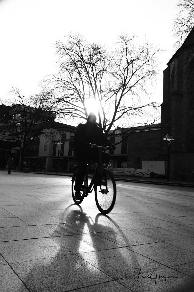 Testbild: Radfahrer im Gegenlicht - Sigma 18-50 mm F2,8 DC DN für Fuji X-Mount