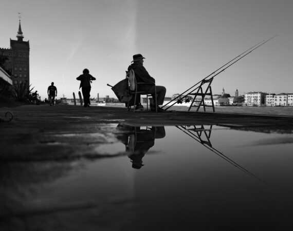 Street-Fotografie in Venedig: Spiel mit Silhouetten und Reflexionen