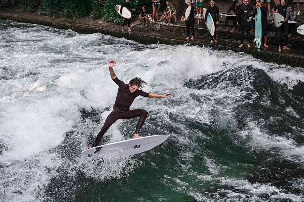 Um die Surfer auf der Eisbachwelle zu fotografieren, empfehle ich kurze Belichtungszeiten, um das Spritzwasser mit zu fotografieren