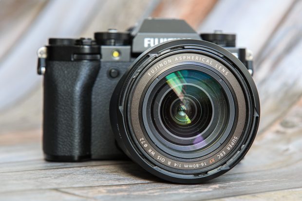 Das Fujinon 16-80 mm ƒ4 an der Fuji XT5 in schwarz