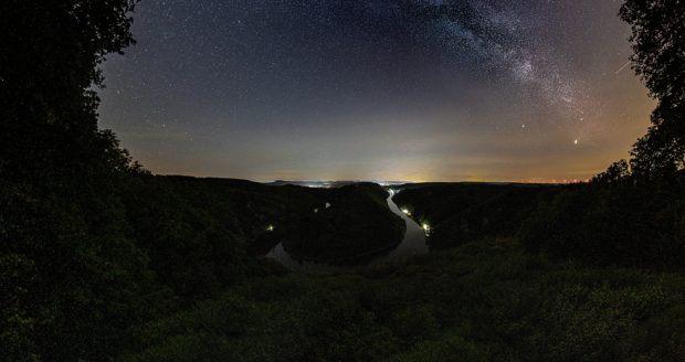 Lichtverschmutzung an der Saarschleife - Die Milchstraße als Panorama