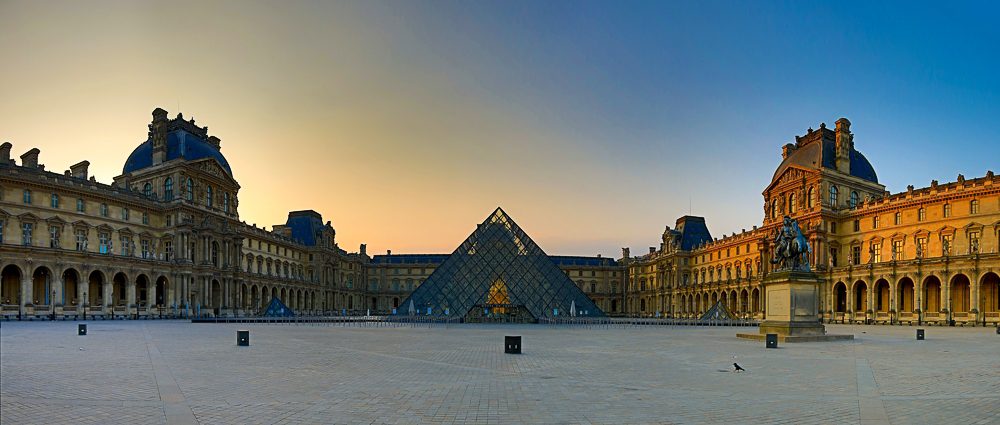 Louvre - Panoramafoto zum Sonnenaufgang des französischen Nationalfeiertag Louvre - Panoramafoto zum Sonnenaufgang des französischen Nationalfeiertag