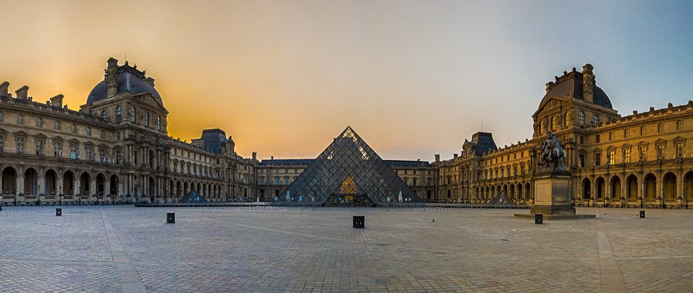 HDR Panorama der Glaspyramide am Louvre HDR Panorama der Glaspyramide am Louvre