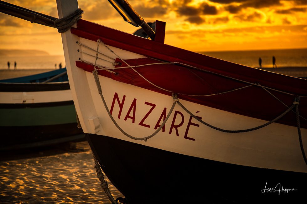 Boote am Stadtstrand von Nazaré