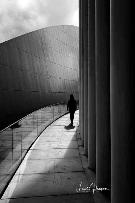 Street-Fotografie in Luxemburg: Silhouenttenspiel an der Philharmonie