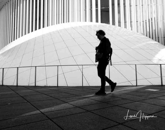 Streetfotografie in Luxemburg. Platz vor der Philharmonie