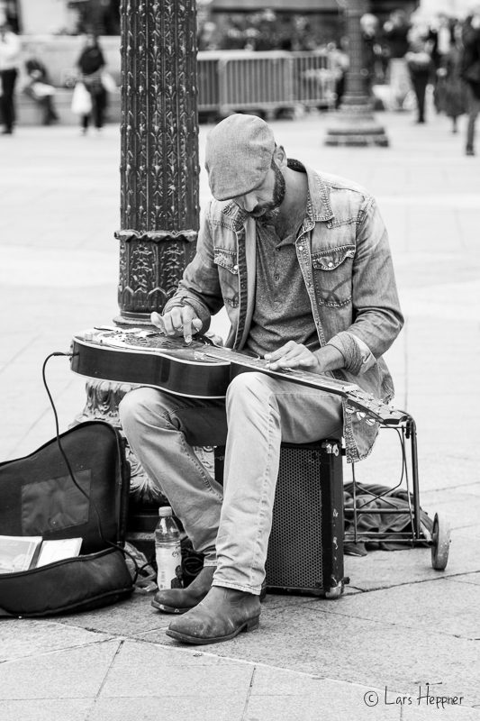 Straßenmusiker am Platz Hôtel de Ville in Paris