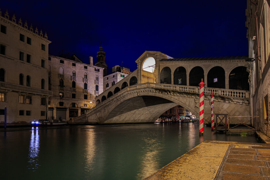 Fotospots Venedig - Entdecke die Highlights und Lowlights 3 Fotospots Venedig: Die Rialto-Brücke am frühen Morgen ohne Touristen